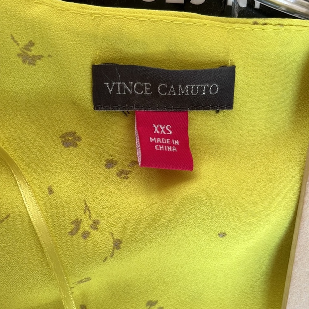 Vince Camuto size XXS yellow print v-neck silky blouse 3/4 bell sleeve - Picture 11 of 15